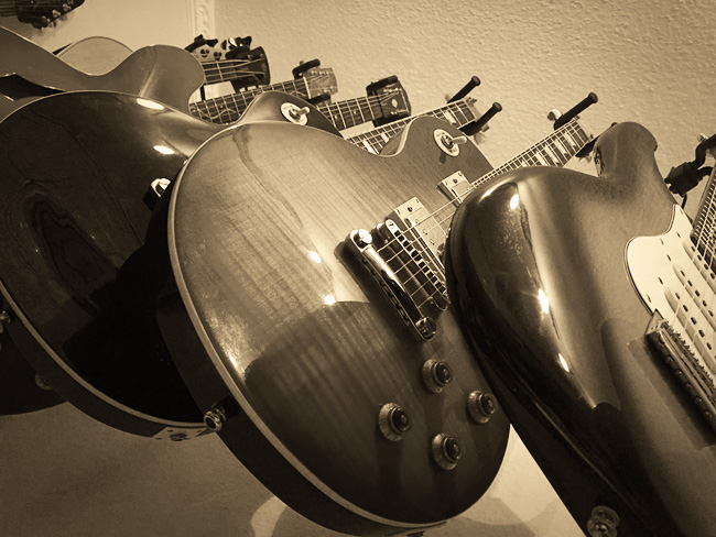 Raimund Burke Orchestra - Quite some guitars...